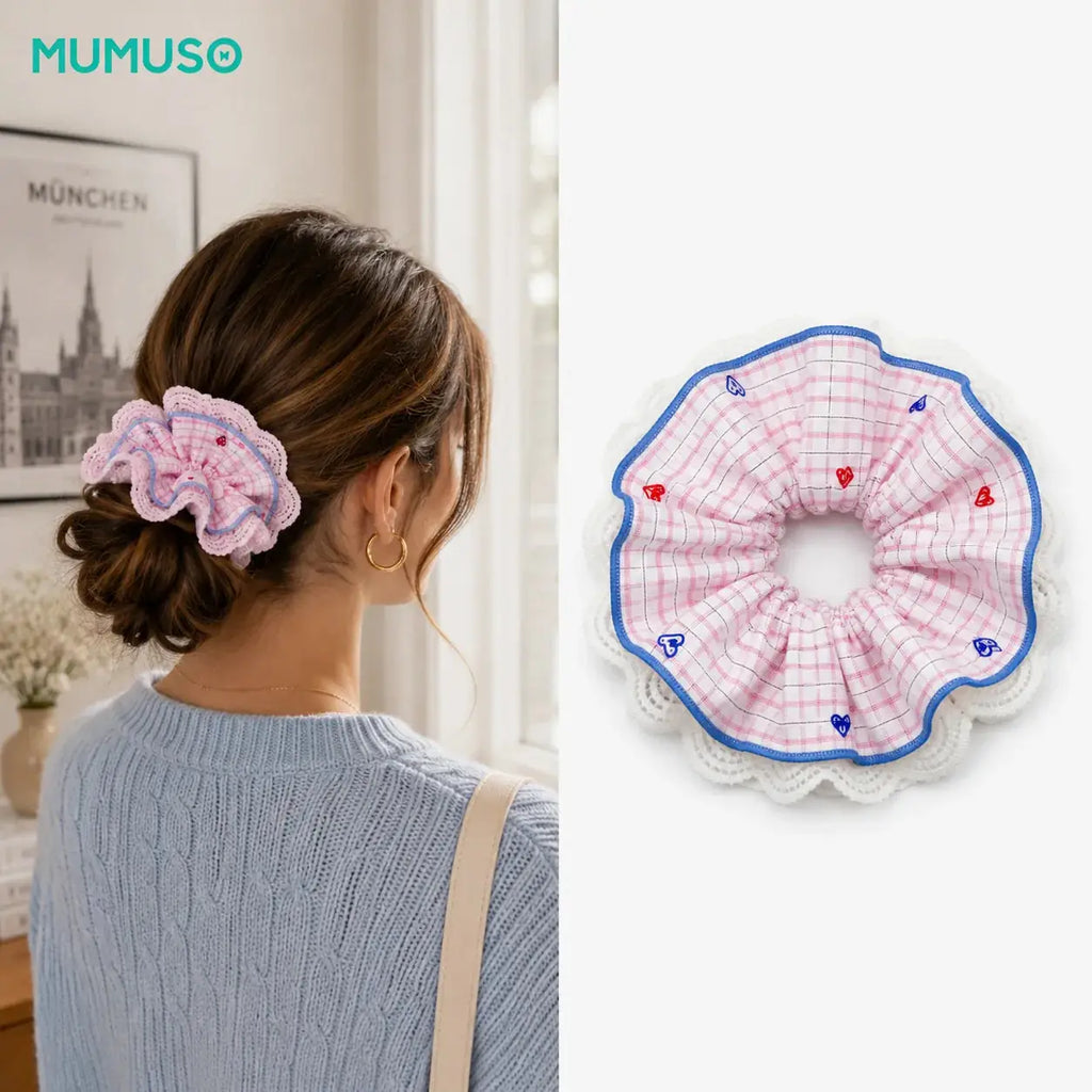 Rosa karierter MJ Scrunchie mit weißer Spitze als Haarschmuck