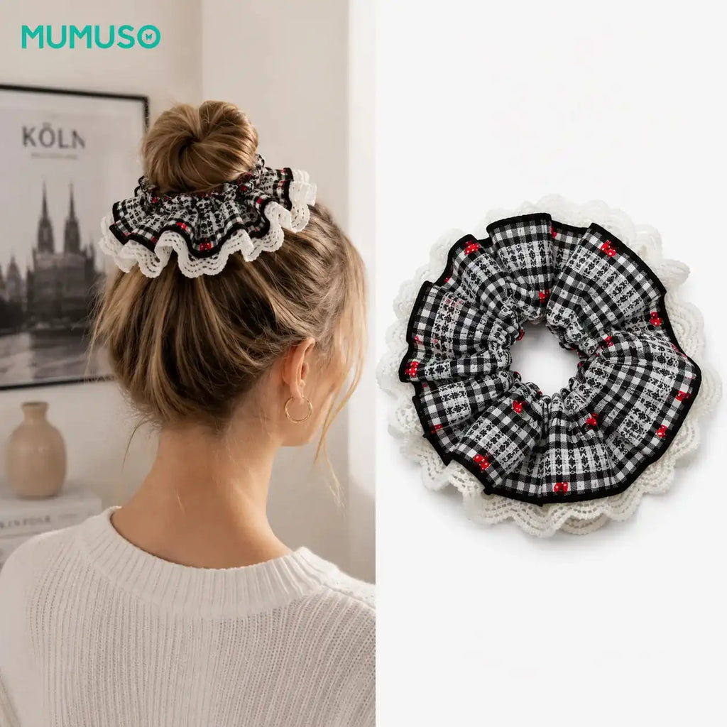Schwarz karierter MJ Scrunchie mit roten Details und weißer Spitze