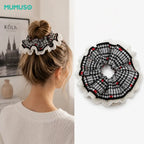 Schwarz karierter MJ Scrunchie mit roten Details und weißer Spitze