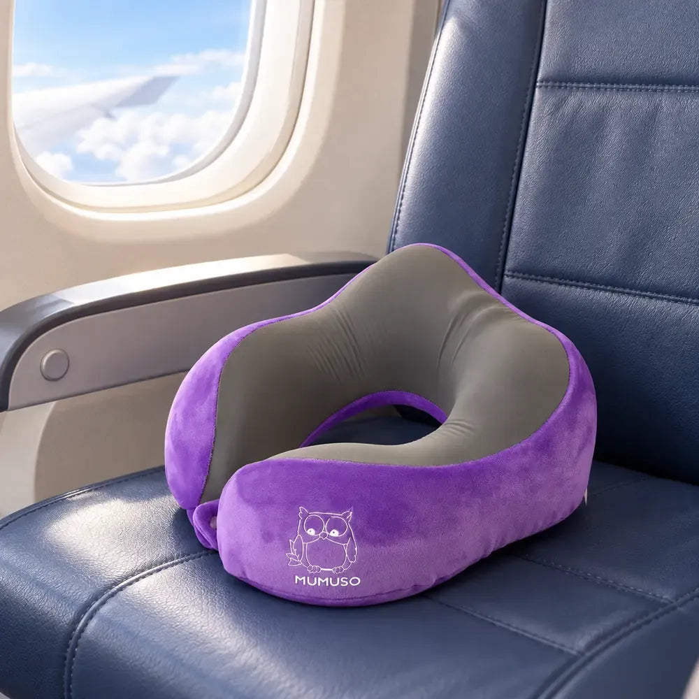 Konturiertes Memory Foam Nackenkissen in Lila als Reisebegleiter