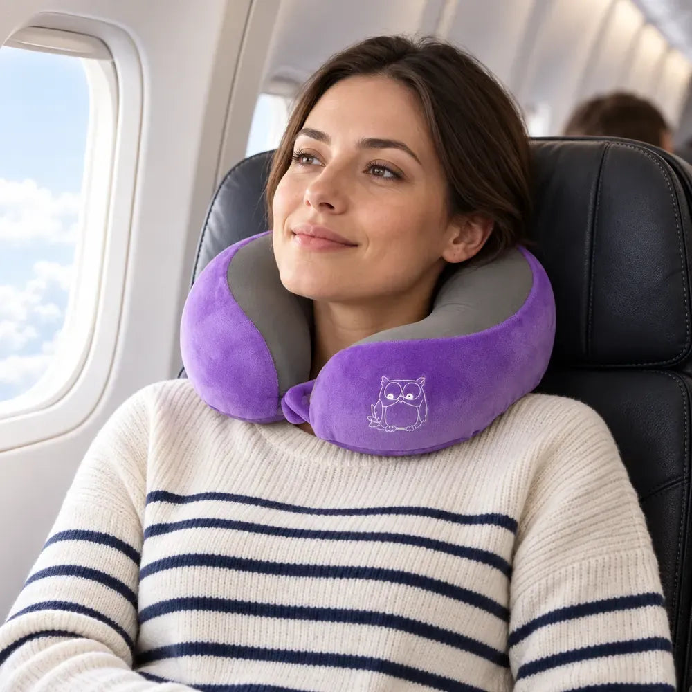 Lila Memory Foam Nackenkissen bei der Anwendung unterwegs