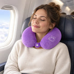 Lila Memory Foam Nackenkissen bei der Anwendung im Zug