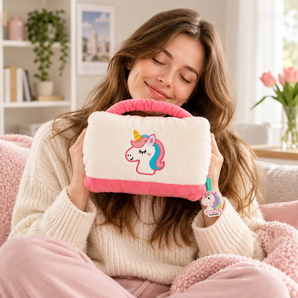 Frau hält das rosa weiße Einhorn Handwärmer Kissen