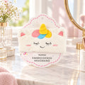Besticktes Unicorn Haarband auf einem hellen Schminktisch