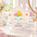 Besticktes Unicorn Haarband auf einem hellen Schminktisch
