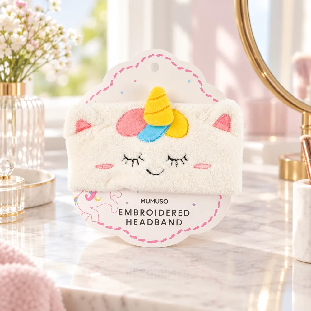 Besticktes Unicorn Haarband auf einem hellen Schminktisch