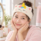 Frau trägt das bestickte Unicorn Haarband am Schminktisch