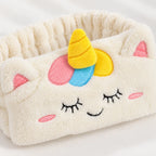 Detailansicht von Plüschstruktur und Unicorn Stickerei am Haarband