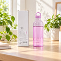 Lila Macaron Kunststoff Trinkflasche 600 ml auf einem Schreibtisch
