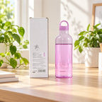 Lila Macaron Kunststoff Trinkflasche 600 ml auf einem Schreibtisch