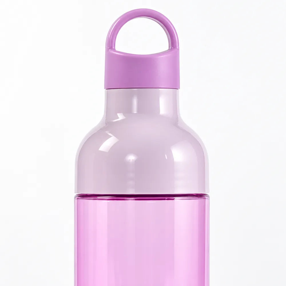 Detailansicht des Schlaufenverschlusses der lila Trinkflasche