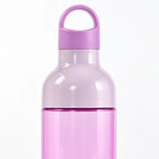 Detailansicht des Schlaufenverschlusses der lila Trinkflasche