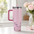 Rosa floraler Isolierbecher 1200 ml mit Henkel und Strohhalm in einer Küche