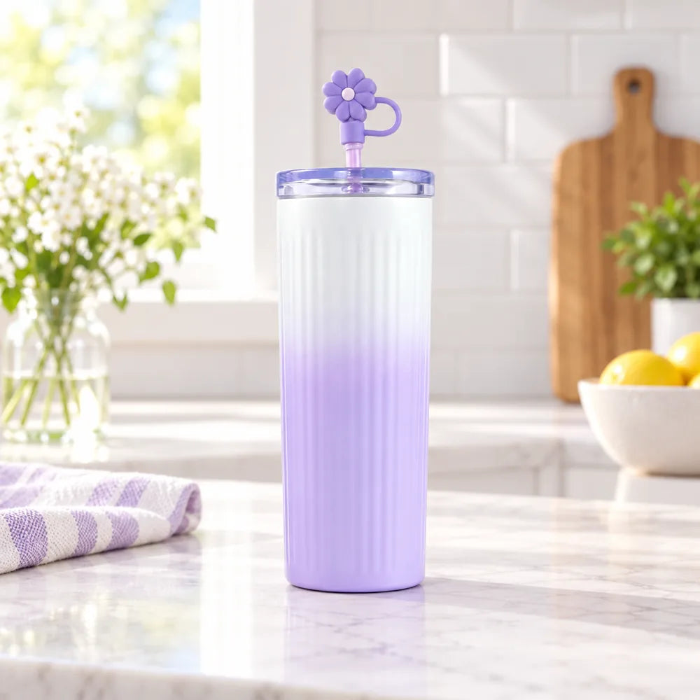 Lila gerippter floraler Isolierbecher 500 ml in heller Küche