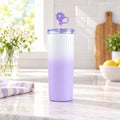Lila gerippter floraler Isolierbecher 500 ml in heller Küche