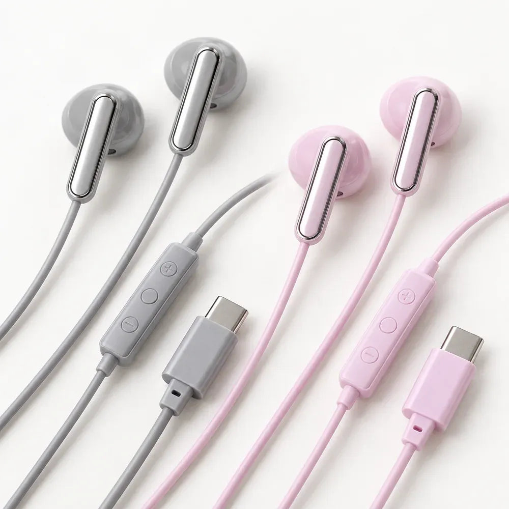 Detailansicht kabelgebundener In Ear Kopfhörer mit Type C Anschluss in Grau und Rosa