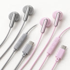 Detailansicht kabelgebundener In Ear Kopfhörer mit Type C Anschluss in Grau und Rosa