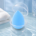 Blauer Make-up Schwamm in Tropfenform mit transparentem Aufbewahrungsetui