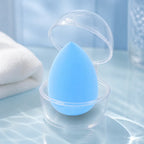 Blauer Make-up Schwamm in Tropfenform mit transparentem Aufbewahrungsetui