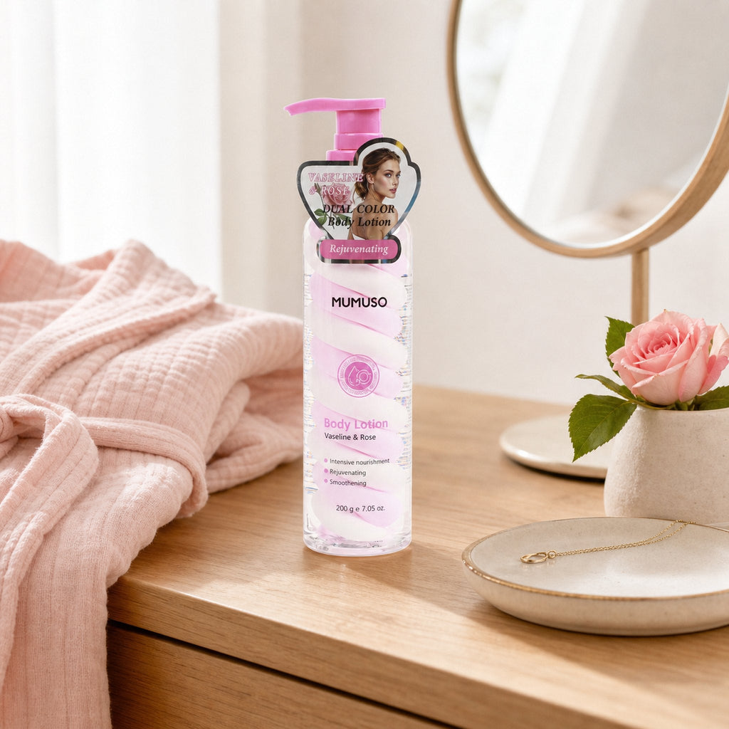MUMUSO Körperlotion mit Vaseline und Rose auf dem Schminktisch
