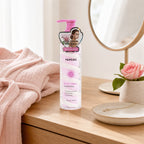 MUMUSO Körperlotion mit Vaseline und Rose auf dem Schminktisch
