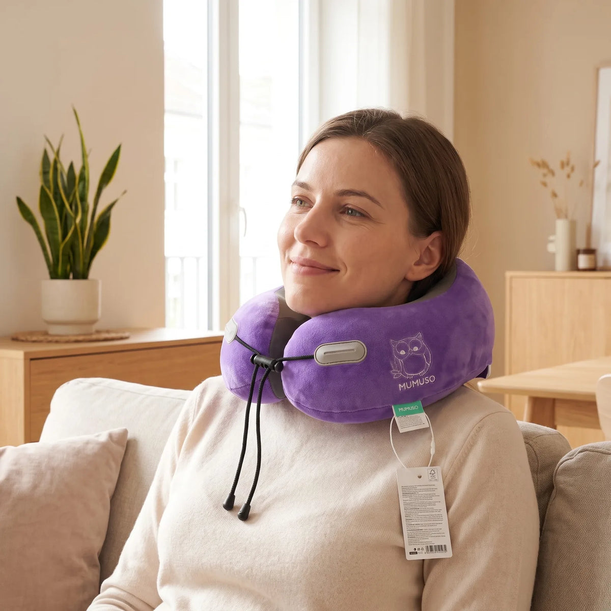Lila U-förmiges Memory-Foam-Nackenkissen bei der Anwendung