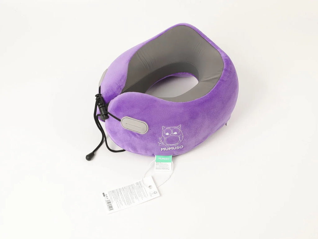 Lila Starry-Sky Memory-Foam-Nackenkissen auf weißem Hintergrund