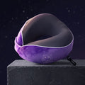 Lila Starry-Sky Memory-Foam-Nackenkissen in einer dunklen Produktszene