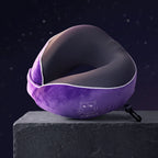 Lila Starry-Sky Memory-Foam-Nackenkissen in einer dunklen Produktszene