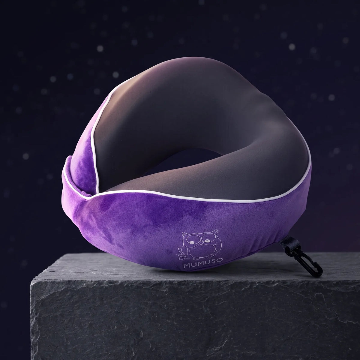 Lila Starry-Sky Memory-Foam-Nackenkissen in einer dunklen Produktszene