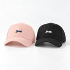 Rosa und schwarze Jugend Baseballcap mit Schriftstickerei in heller Alltagsszene