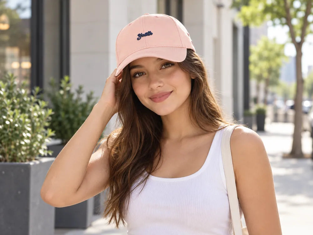 Junge Frau trägt eine schwarze Jugend Baseballcap mit Schriftstickerei