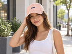 Junge Frau trägt eine schwarze Jugend Baseballcap mit Schriftstickerei