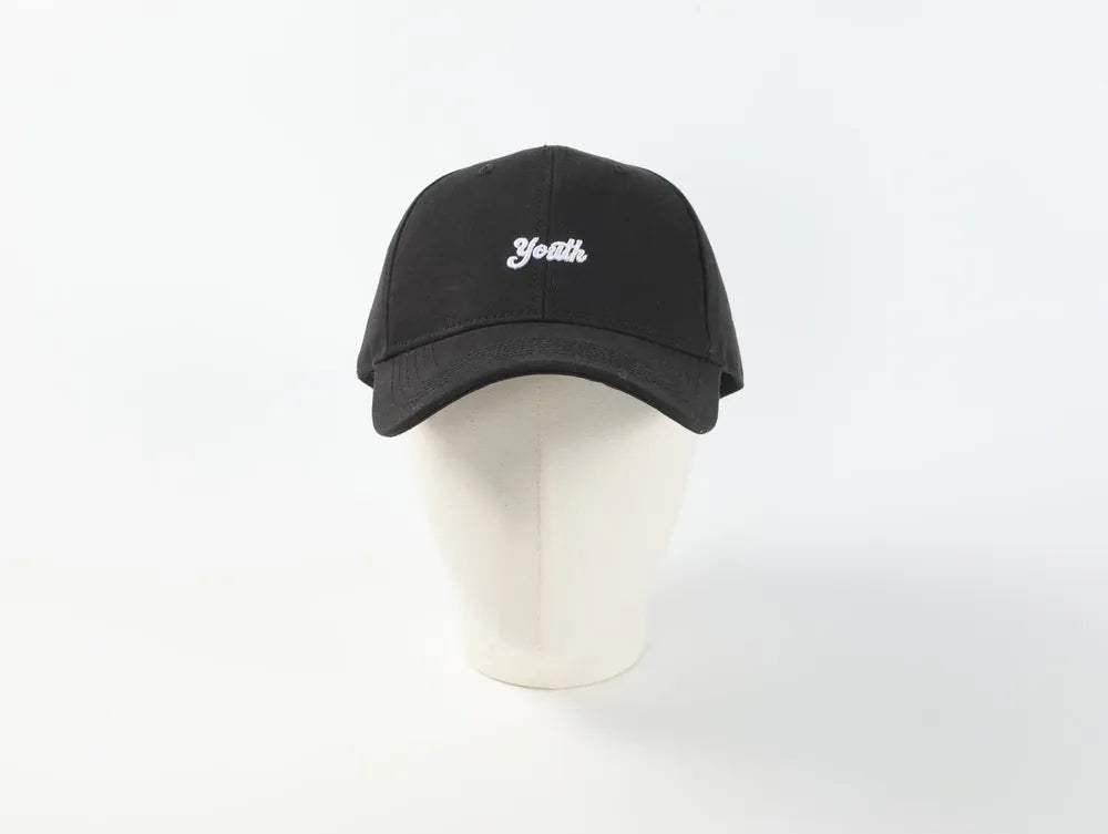 Schwarze Jugend Baseballcap mit Schriftstickerei von vorne